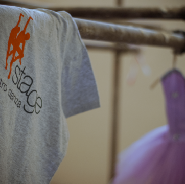 maglia con logo stage centro danza e tutu