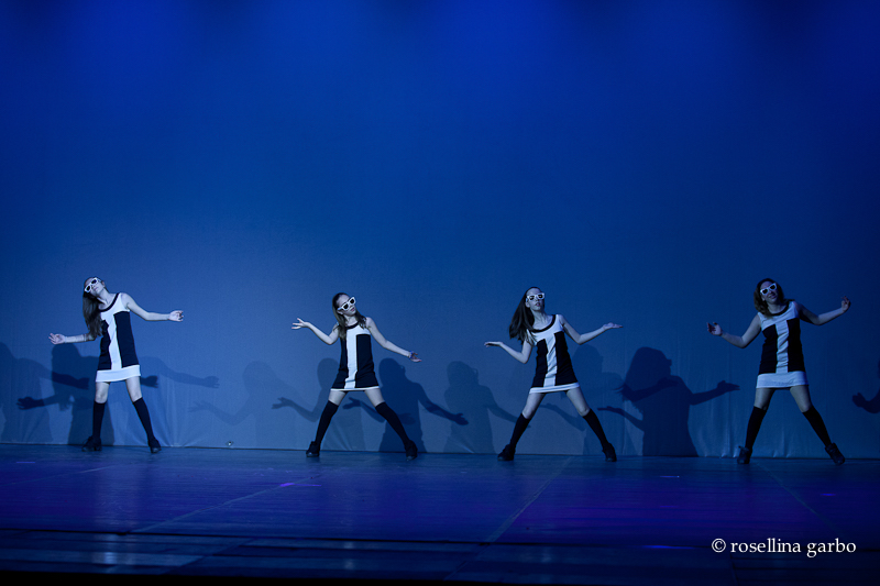 quattro ballerine su un palco